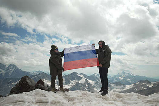 Известные спортсмены рассказали о своем отношении к флагу России