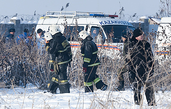 Казахстанские спасатели эвакуировали с трассы 12 россиян, попавших в снежный занос