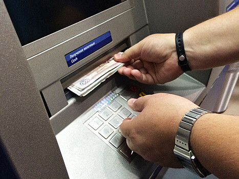 В России впервые отмечено сокращение объема снятия наличных в банкоматах