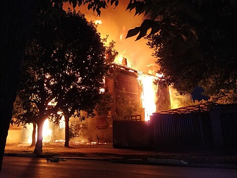 В Твери пожарные почти два часа тушили деревянный дом