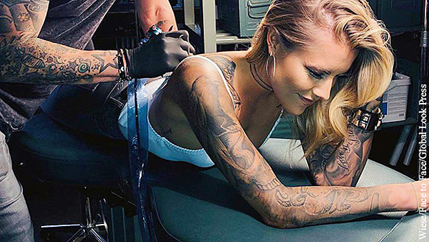 Психолог объяснила стремление блогерши покрыть все тело татуировками