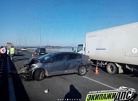 ДТП между большегрузом и иномаркой произошло на мосту во Владивостоке