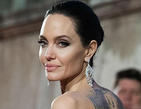 Джоли закрутила роман со звездой сериала «Ночной администратор»