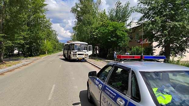 Свердловский подросток без прав врезался в автобус на скутере