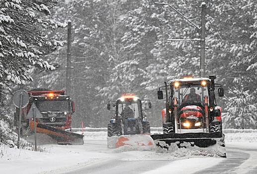 В российском городе мощный снегопад парализовал движение на дорогах
