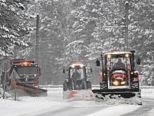 В российском городе мощный снегопад парализовал движение на дорогах