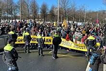 Полиция в Гааге задержала 700 заблокировавших автотрассу экоактивистов