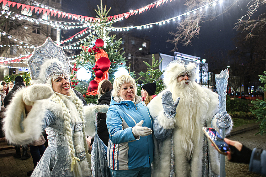 Открытие выставки из 57 новогодних елей, созданных российскими бьюти-компаниями на Тверском бульваре в рамках проекта "Зима в Москве"