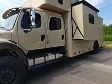Обыкновенный грузовик переделали в «военный» дом на колесах
