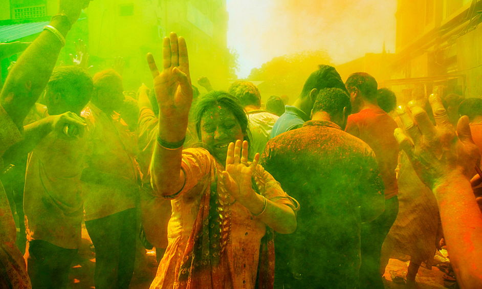 Фестиваль красок Холи – один из наиболее ярких праздников индуизма. Традиционно отмечается в день полнолуния месяца Пхалгуны, приходящегося на февраль-март. История происхождения праздника Холи затеряна в мифах, но это не делает его менее интересным