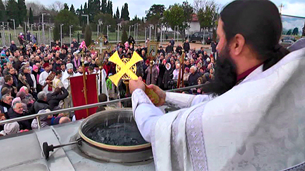 В районе древнего Херсонеса сотни верующих совершили обряд омовения в честь праздника Крещения