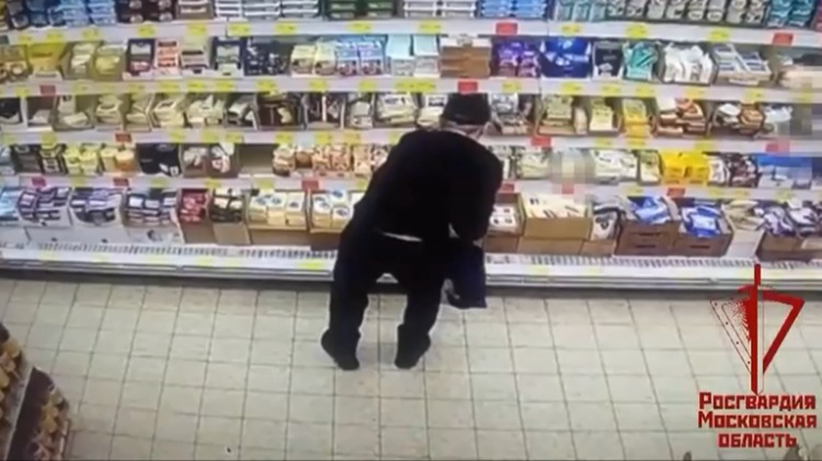 Житель Подмосковья попытался украсть 10 упаковок сыра из магазина. Видео