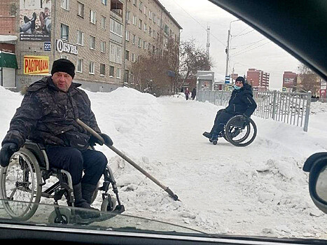 Прокуратура Новосибирской области выясняет, почему улицы Искитима чистят от снега инвалиды-колясочники