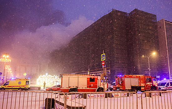 Пожарные не допустили переход огня на здание «Известия Hall», горят три строения во дворе