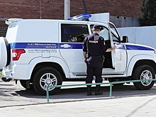 «Что-то нашло»: На остановке омич внезапно разнес окно автобуса урной (Видео)