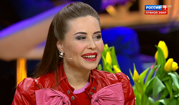 Юлия Михалкова вспомнила Первомай и своё детство в эфире шоу «Привет, Андрей»