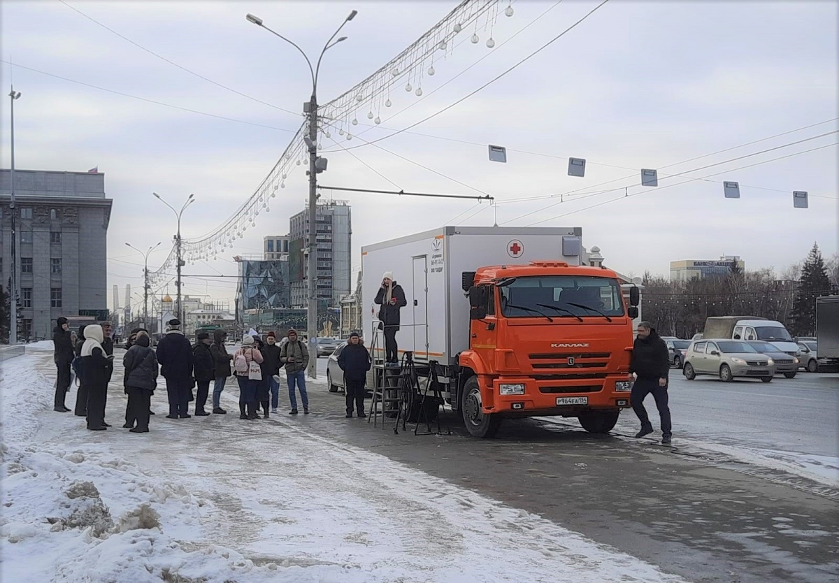 Почти 100 жителей Новосибирска прошли бесплатную флюорографию на площади Ленина