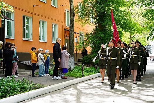 В Курске прошел парад у дома 102-летнего ветерана Марии Малюк