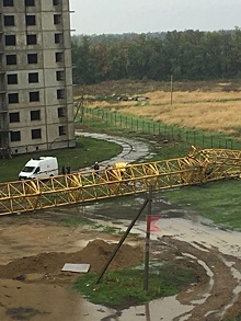 Подтвердили гибель человека при падении строительного крана на площадке ЖК «МодеГрад» в Краснодаре