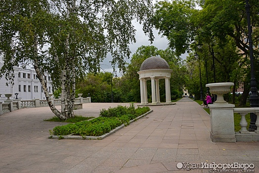 В Екатеринбурге будут перекладывать плитку Высокинского в сквере за Оперным театром