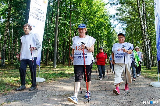 Лариса Вербицкая открыла фестиваль скандинавской ходьбы в парке «Швейцария»