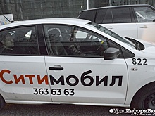 В Екатеринбурге таксист едва не сломал руку пассажирке – девушка везла к врачу тяжело больную мать