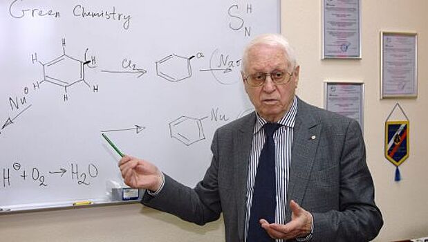 Евгений Куйвашев поздравил с юбилеем выдающегося ученого, академика Олега Чупахина.