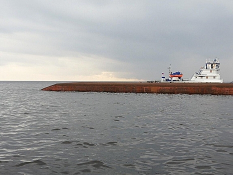 Названа возможная причина крушения баржи на Рыбинском водохранилище