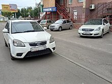 На ул. Калинина водитель счел удобным припарковаться на тротуаре