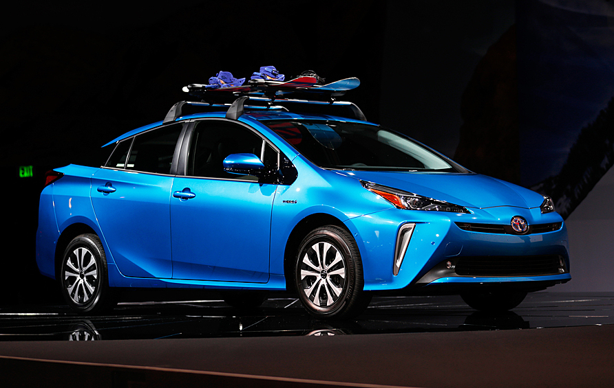 Toyota Prius 2019 года. Автомобиль будет продаваться за пределами внутреннего рынка Японии и будет полноприводным