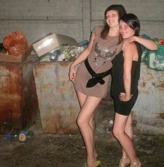 Девушки, видимо, решили, что на фоне мусорки будут выглядеть ещё шикарнее.  