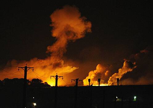 Во Львове после серии взрывов загорелся промышленный склад