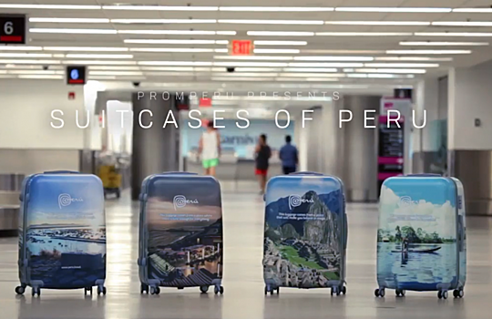 Рекламу Перу разместили на чемоданах