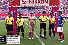 Перед матчем чемпионата Японии по футболу на поле вышел мужчина в трусах