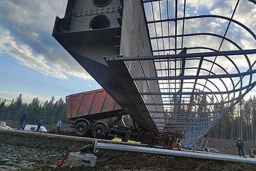 На Урале грузовик снес пешеходный мост