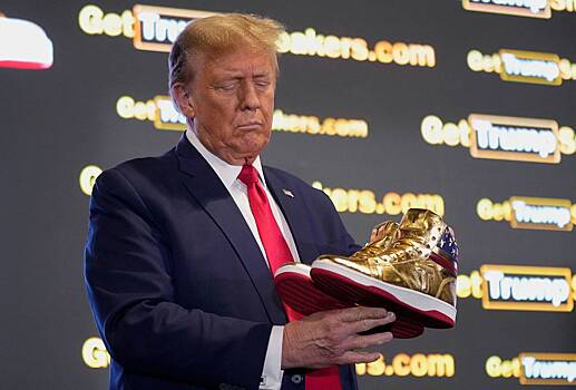 Трамп представил коллекцию золотых кроссовок собственного бренда