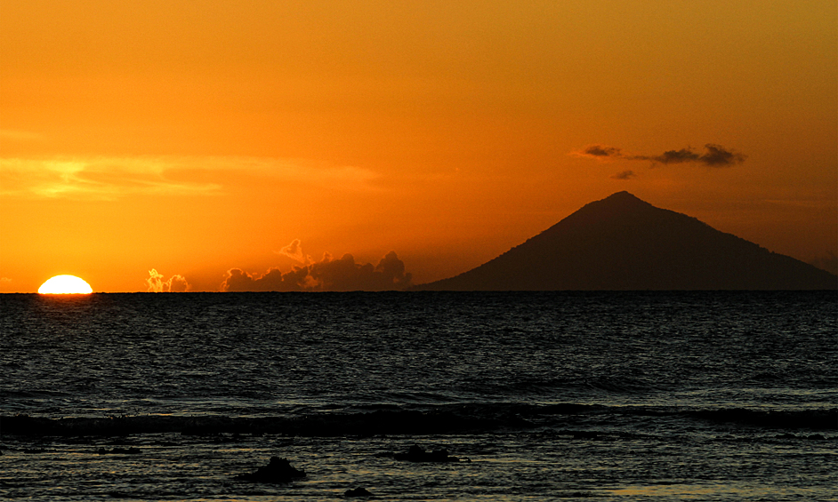 Кракатау — действующий вулкан в Индонезии, расположенный на Малайском архипелаге в Зондском проливе, между островами Ява и Суматра. 22 декабря 2018 года из-за гигантского оползня со склона Анак-Кракатау на индонезийское побережье обрушилось цунами. Его жертвами стали не менее 429 человек, пропали без вести более 150 человек. Из-за активности вулкана правительством Индонезии официально запрещено жителям селиться ближе 3 км от острова