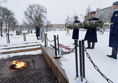 Псковские десантники возложили Гирлянду памяти и цветы к мемориалу «Могила Неизвестного Солдата»