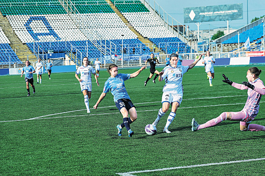 Первая победа в сезоне: женская футбольная команда "Крылья Советов" с крупным счетом обыграла соперниц