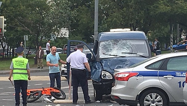 Водитель электровелосипеда оказался в реанимации после ДТП с "Газелью" в Москве. Видео