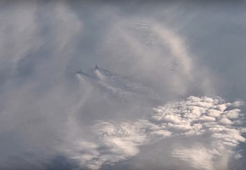 Загадочные "башни" в облаках над Флоридой