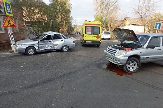Водитель отечественной легковушки попал в больницу после ДТП в Энгельсе