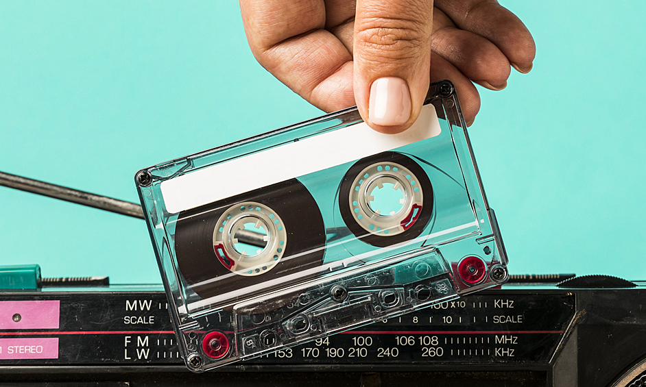 Аудиокассета (компакт-кассета) была представлена публике в 1963 году корпорацией Philips. Несколько десятилетий она была одним из самых популярных аудионосителей в мире.  Аудиокассеты в Советском Союзе оставались крайне дефицитным товаром до середины 80-х годов. Цена за одну аудиокассету у спекулянтов достигала 20-30 рублей. 