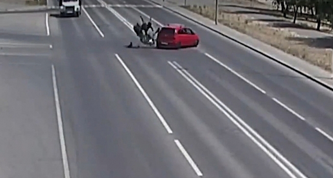 В Волгограде на видео попало жесткое столкновение мотоцикла с иномаркой