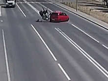 В Волгограде на видео попало жесткое столкновение мотоцикла с иномаркой