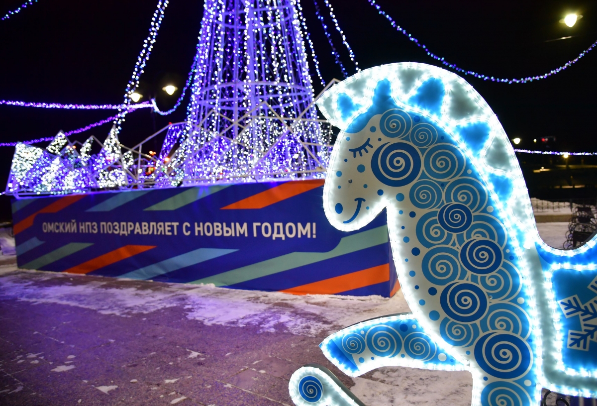 ОНПЗ оформил новогодние площадки в Омске
