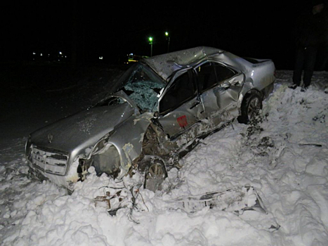 Пассажирский поезд сбил Mercedes в чувашской деревне