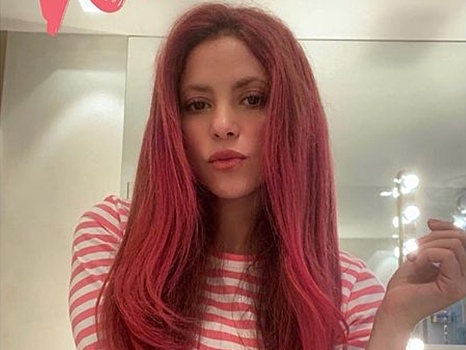 43-летняя Шакира сменила имидж и похвасталась малиновыми волосами