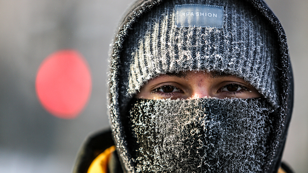 Молодой человек на улице города Омск. По данным Гидрометценрта России, с 7 по 13 декабря в регионе ожидаются заморозки до 31-34 градусов Цельсия