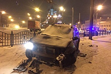 Водителя, протаранившего забор на Богоявленской площади, объявили в розыск